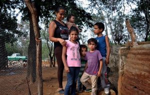 Una migrante venezolana con sus hijos. En su día a día, mujeres y adolescentes migrantes venezolanas encuentran a través de los programas del UNFPA, una respuesta humanitaria. Así mejora su calidad de vida en medio de la travesía que enfrentan en la frontera colombo-venezolana. Crédito: Tomer Urwicz/UNFPA