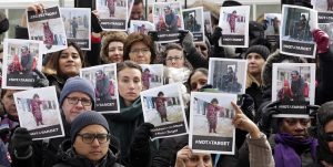 Personal de las Naciones Unidas en Nueva York sostiene carteles con fotos de niños y niñas en que subrayan que no son objetivos bélicos. El foro mundial alcanzó un acuerdo con las Fuerzas Democráticas de Siria para que dejen de usar a las niñas y niños como soldados y liberen a todos los menores de 18 años de sus filas. Crédito: Ryan Brown/ONU Mujeres