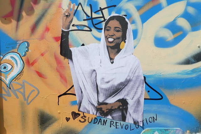 Alaa Salah, un estudiante sudanesa de 22 años, convertida en símbolo de la expulsión pacífica del poder de Omar al Bashir. Crédito: Cortesía de Street Art / Shoreditch
