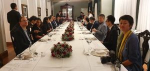 Cena con que el gobernador de Maranhão, Flavio Dino, recibió la delegación de Nippon Foundation, que financia proyectos en beneficio de los afectados por el mal de Hansen en varias ciudades del estado del Nordeste de Brasil. La visita y reuniones con funcionarios de la salud alentaron nuevos esfuerzos en el combate a la enfermedad y sus secuelas, como discapacidades, estigmas y discriminaciones. Crédito: Artur Custodio/IPS