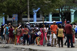 Un grupo de personas hace fila en una parada de autobuses del municipio de Centro Habana en la capital de Cuba. El deficitario sistema de transporte público es uno de los problemas que enfrenta la ciudadanía cubana cotidianamente. Crédito: Jorge Luis Baños/IPS