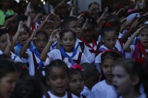 Estudiantes de enseñanza primaria entonan las notas del himno nacional cubano durante el inicio del curso escolar, en una escuela del municipio de Playa, parte de La Habana. Más de 5.000 maestros han pedido reincorporarse a la docencia, desde que se anunció el aumento salarial para los dos millones de trabajadores del sector estatal. Crédito: Jorge Luis Baños/IPS