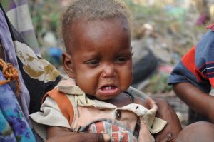 Un niño del sur de Somalia, una región que fue azotada por la sequía y la hambruna en 2011, tras su llegada a un campamento de ayuda en la capital Mogadiscio, la capital de Somalia. Crédito: Abdurrahman Warsameh / IPS
