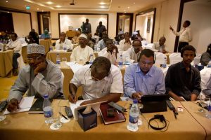 Periodistas sudaneses mientras cubren una rueda de prensa. Las Naciones Unidas critican el bloqueo en el acceso a Internet en Sudán como parte de una estrategia contra la libertad de expresión y el derecho a la asociación y manifestación pacífica en Sudán. Credito: Albert González Farran/Unamid