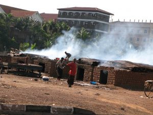 Desplazados en Ggaba, en Uganda, cocinan pescado en hornos humeantes. ONU Medio Ambiente estimó que los hornos de ladrillos llegaron a quemar 52.000 árboles anuales. Crédito: Pius Sawa/IPS