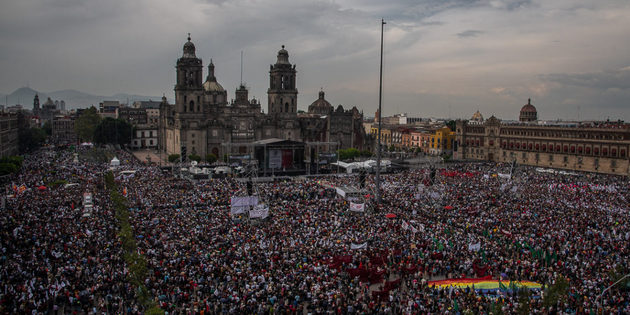 Concentración a favor del presidente Andrés Manuel López Obrador, en el Zócalo de Ciudad de México, el 1 de julio, un año después de su triunfo electoral. Crédito: Ximena Natera/Pie de Página