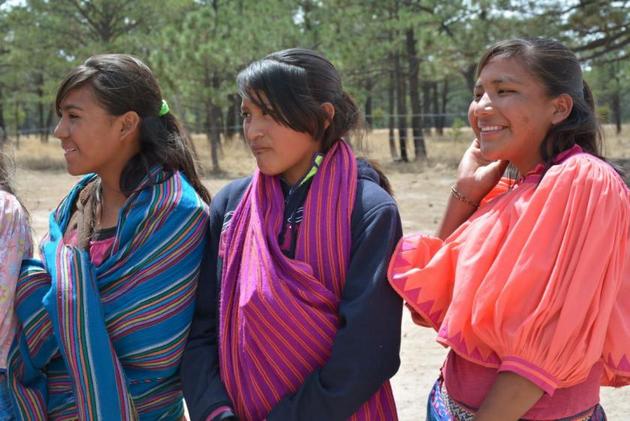 Unas jóvenes rarámuris en el ejido de Norogachi. La transmisión a los jóvenes del conocimiento ancestral rarámuri es crucial para preserva el vínculo cercano de este pueblo con la naturaleza de la Sierra Tarahumara. Crédito: ONU Medio Ambiente