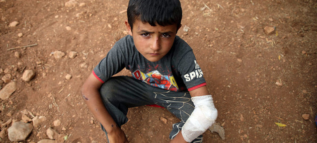Un niño herido descansa en junio de este año en el suelo de un campamento improvisado en la aldea de Aqrabat, a 45 kilómetros al norte de la ciudad de Idlib, cerca de la frontera de Siria con Turquía. Crédito: Unicef