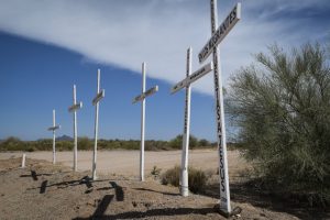 Cruces alusivas a los migrantes en el desierto de Sonora. Crédito: Andro Aguilar/En el Camino
