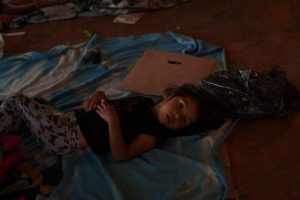 Una niña migrante, en un centro de detención de migrantes, en Chiapas, en el sur de México. Crédito: Ximena Natera/En el Camino