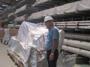 Algunos de los equipos adquiridos para la proyectada Angra 3, muchos desde los años 80, almacenados en espera que se construya la tercera central nuclear brasileña, con potencia de 1.405 megavatios. Suman 8.000 objetos mantenidos en 32 depósitos. Concluir la central costará cerca de 3.900 millones de dólares, pero descartarla costaría dos tercios de esa suma sin rédito alguno. Crédito: Mario Osava/IPS