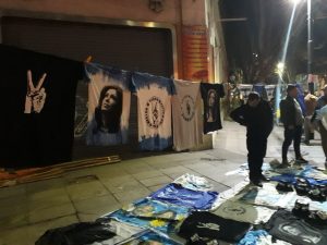 En la noche del domingo 11 se vendieron en Buenos Aires camisetas con el rostro de Cristina Fernández, presidenta entre 2007 y 2015, o con los dedos en "V" de victoría, propios del peronismo, que está otra vez cerca de gobernar Argentina. Crédito: Daniel Gutman/IPS
