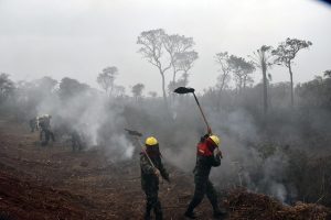 Soldados del ejército intentan frenar el avance del fuego en el bosque de la Chiquitania, en el departamento de Santa Cruz, el más afectado por los incendios en la Amazonia boliviana, que sufrió la destrucción de 1,4 millones de hectáreas de maleza y árboles. Crédito: APG/IPS