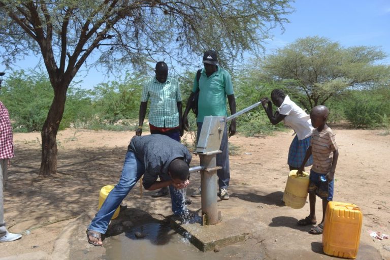 Un pozo en el condado de Turkana en Kenia. Los expertos dicen que el agua subterránea en las tierras secas se recarga a través de inundaciones extremas, que se han incrementado como efecto del cambio climático. Crédito: Isaiah Esipisu/IPS