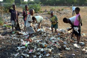 Niños escarban en un basurero al aire libre en Zimbabwe, en una de las expresiones de pobreza extrema que se repiten en África y otras regiones del Sur en desarrollo y que no registran adecuadamente los indicadores del Banco Mundial. Crédito: Jeffrey Moyo/IPS
