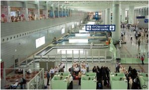 Cuando entren en vigor las nuevas regulaciones, las mujeres sauditas podrán viajar al extranjero y sacarse un pasaporte sin requerir el permiso de su guardián masculino. Crédito: Dominio Público