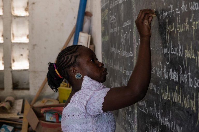 Fanta Mohamet, de 14 años, escribe en la pizarra de la escuela a la que asiste en Zamaï, un pueblo cerca de un asentamiento para refugiados en Mayo-Tsanaga, en el extremo norte de Camerún, el 28 de mayo de 2019. Crédito: Unicef