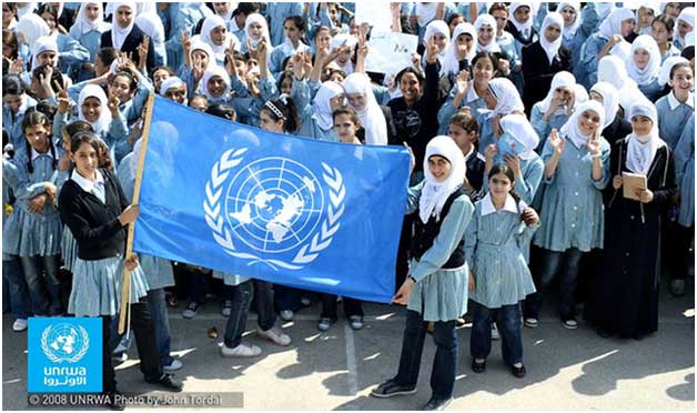 Niñas escolarizadas gracias a la UNRWA, uno de los apoyos a los refugiados de Palestina en Medio Oriente que pudiera desaparecer, por las consecuencias del escándalo sobre acoso sexual y nepotismo contra la agencia de las Naciones Unidas. Crédito: UNRWA