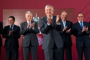 El presidente Andrés Manuel López Obrador, en el centro, aplaude con el magnate Carlos Slim, detrás a su derecha, durante la rueda de prensa del 27 de agosto. Crédito: Presidencia de México