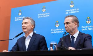 El presidente Mauricio Macri junto a su compañero de fórmula, Miguel Pichetto, en conferencia de prensa el día después de las elecciones primarias, en que aseguró que la fuerte devaluación de la moneda local y el derrumbe de los activos bursátiles argentinos es "una muestra de lo que puede pasar", si en octubre pierde la reelección y el peronismo regresa al gobierno. Crédito: Presidencia de la Nación