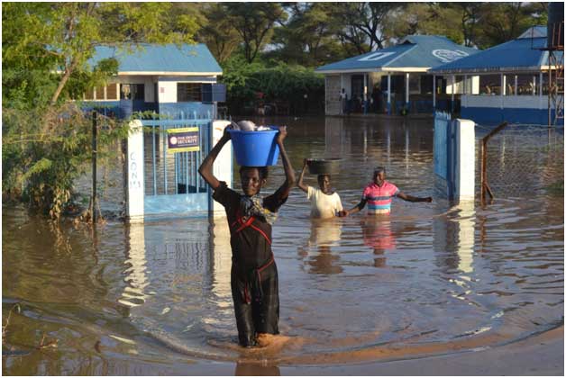 Las inundaciones forman parte de los eventos que se ven incrementadas en frecuencia y magnitud por el cambio climático en África, como esta en la ciudad de Lodwar, en Kenia. Crédito: Isaiah Esipisu / IPS