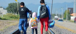 Tres hermanitos de Honduras viajan hacia al norte para cruzar la frontera estadounidense y reencontrarse con sus padres. Crédito: Unicef