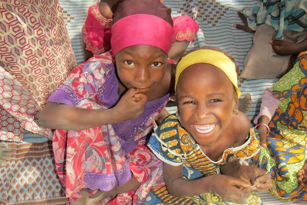 Las niñas están entre las mayores víctimas de los 10 años de conflicto en la región de la cuenca del lago Chad, con el permanente riesgo de abuso sexual y explotación de todo tipo. Crédito: Plan International