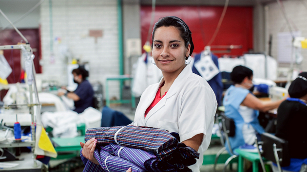 Una trabajadora latinoamericana en un taller textil. Crédito: OIT