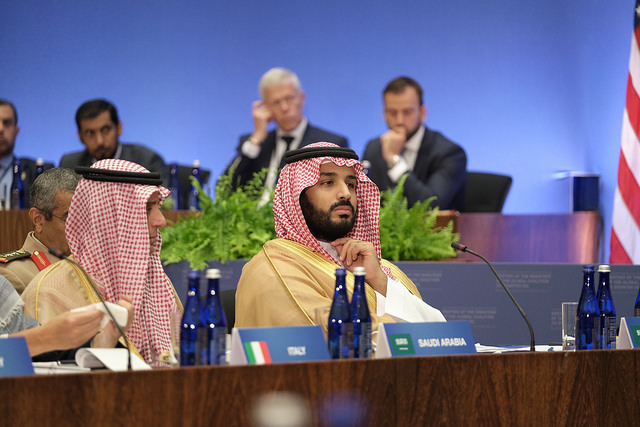 El príncipe heredero saudí, Mohammad bin Salman, muy criticado por su implicación en el asesinato del periodista Jamal Khashoggi y otras violaciones de los derechos humanos en Arabia Saudita. Crédito: Departamento de Estado de Estados Unidos