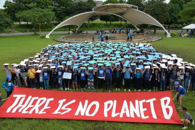 Jóvenes se manifiestan tras una pancarta con donde se lee en inglés: No hay planeta B. Crédito: AFP/La Nación