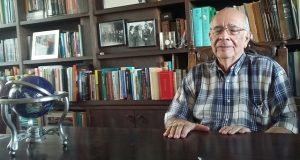 El venezolano Arnoldo José Gabaldón, quien fue el primer ministro del Ambiente que tuvo América Latina, durante su entrevista con IPS sobre los instrumentos con que los países de la cuenca pudieron actuar conjuntamente para afrontar los incendios en la Amazonia. Crédito: Humberto Márquez/IPS