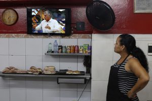 Una dependienta observa la imagen en un televisor del presidente de Cuba, Miguel Díaz-Canel, durante el anunció de la aplicación de restricciones especiales para afrontar la actual crisis de suministro energético por la que atraviesa la nación caribeña. Crédito: Jorge Luis Baños/IPS
