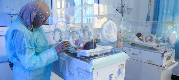 Niños nacidos prematuramente reciben atención en un hospital. Crédito: Fuad/Unicef