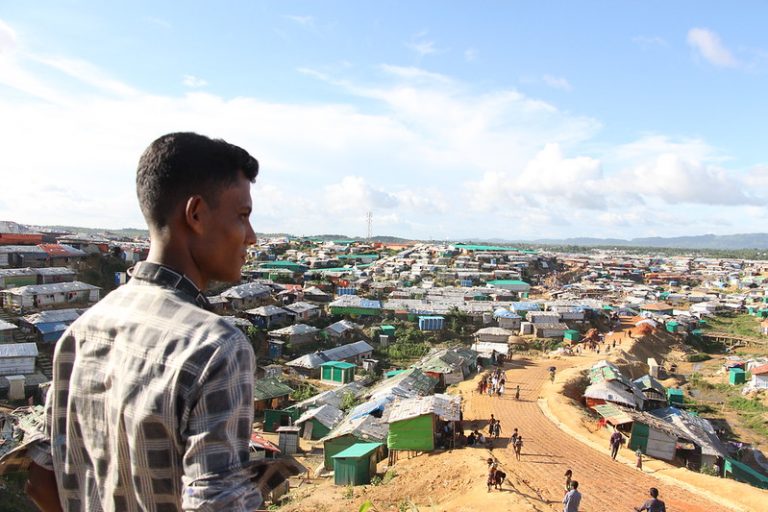 Más de un millón de refugiados rohinyá carecen de un Estado porque el gobierno de Myanmar les niega la nacionalidad y les ha forzado a huir del país, como el caso de este joven, en el campo de refugiados en Cox’s Bazar, en la frontera de Bangladesh con Myanmar. Crédito: ASM Suza Uddin / IPS