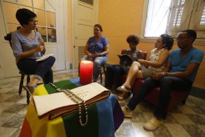 Dayamis Tamayo, durante una actividad de la Iglesia de la Comunidad Metropolitana en Cuba, en su sede en La Habana, de confesión protestante y cuya pastora, Elaine Saralegui, es abiertamente lesbiana y denuncia los ataques misóginos y homofóbicos sufridos por esta iglesia inclusiva en Internet. Crédito: Jorge Luis Baños/IPS