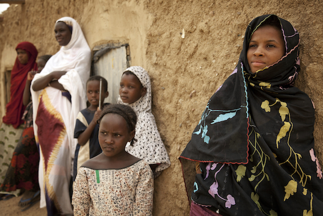 Unas niñas malienses se resguardan a la sombra en Kidal, en el norte de Malí. Crédito: Marco Dormino/ONU