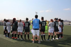 Los equipos femeninos de los Centros Comunitarios Juveniles reciben la charla de inducción por parte de los árbitros voluntarios previo al partido. Crédito: Pamela Villars/Acnur