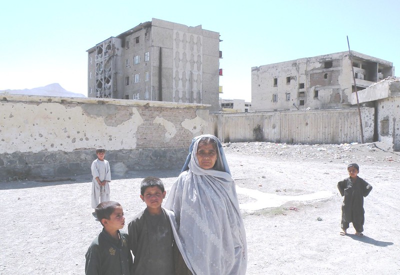 Una madre y sus hijos, en medio de los escombros de una bomba en las afueras de Kabul. Un nuevo informe de las Naciones Unidas alarma con el dato de que 12.599 menores de edad, la mayoría niños, fueron muertos o heridos en la guerra de Afganistán entre 2015-2018, un 82 por ciento más que entre 2011-2014. Crédito: Anand Gopal / IPS
