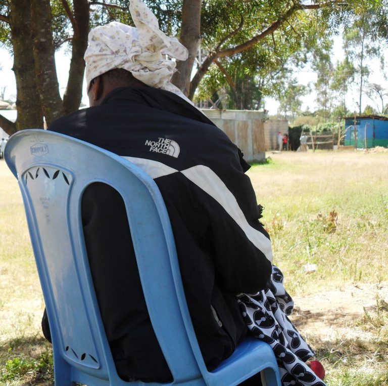Cuando tenía 20 años, la keniana Mary Njambi fue traficada a Arabia Saudita, donde pensó que obtendría trabajo como trabajadora doméstica bien remunerada. En cambio, fue tratada como una esclava y abusada física y sexualmente. Crédito: Miriam Gathigah / IPS
