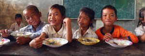 Niños que sufren inseguridad alimentaria en áreas rurales de Camboya, reciben desayunos en sus escuelas. Crédito: PMA