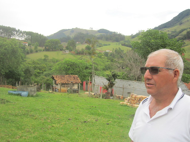 Elias Cardoso se enorgullece de los bosques restaurados en su propiedad de 67 hectáreas, donde protegió y reforestó una docena de nacientes, además de arroyos. "Fui cobaya del proyecto Conservador de Aguas, me decían loco", cuando aún la alcaldía no pagaba por ello en Extrema, un municipio del sureste de Brasil. Crédito: Mario Osava/IPS