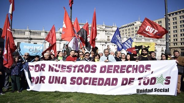 Organizaciones sociales de Chile demandan al presidente Sebastián Piñera una sociedad inclusiva, durante una de las protestas del último mes en el país. Crédito: Telesur