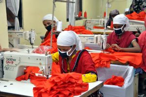 Bangladesh implementa iniciativa de salud mental para las mujeres en el rubro de la industria textil que sufren de ansiedad y estrés por la cantidad de horas de trabajo que están lejos de sus hijos