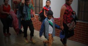 Cuando los jóvenes del El Salvador emigran de su país escapando de la violencia y el dominio de las pandillas, solo encuentran más problemas: la pesadilla de la deportación