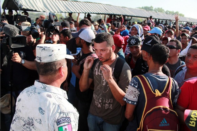 Los migrantes hondureños buscan la manera de entrar a México en búsqueda de mayor seguridad y estabilidad económica