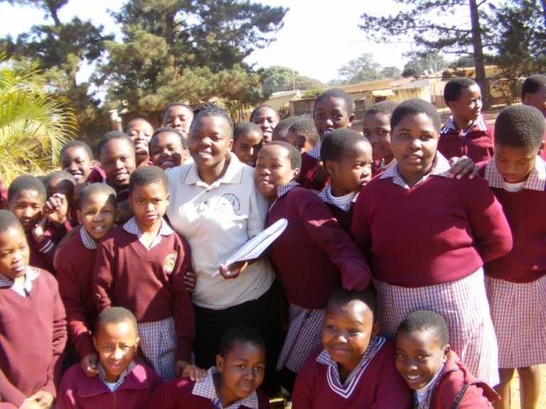 La capacitadora Nomcebo Mkhaliphi, en la escuela primaria de la ciudad de Kwaluseni, en Suazilandia, ayuda a las niñas a superar las humillaciones que sufren por el estigma de la menstruación