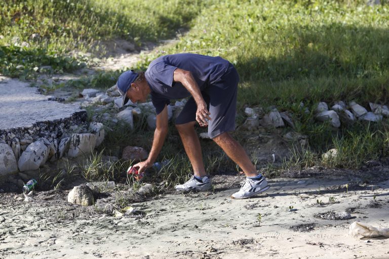 Por una variedad de factores, como la acción humana, el mantenimiento escaso y el cambio climático, la erosión de las playas cubanas es cada vez mayor, perdiendo cada año entre uno y dos metros de línea costera
