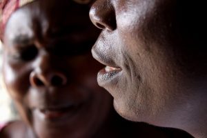 La Organización Mundial de la Salud ha lanzado una "calculadora de costos" de la mutilación genital femenina, que sitúa en unos 1400 millones de dólares anuales lo que vale una práctica considerada por los activistas como una violación a los derechos humanos, que afectaría actualmente a unos 200 millones de niñas y mujeres en el mundo. Crédito: Travis Lupick / IPS
