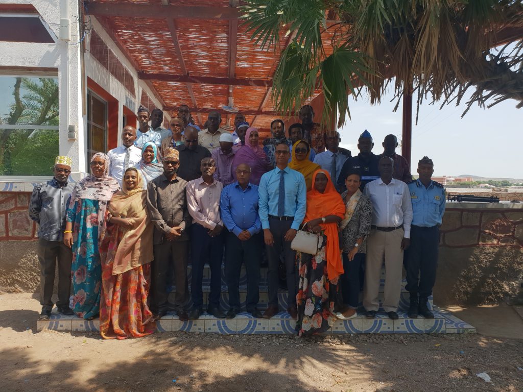 El Grupo Parlamentario de Población y Desarrollo (PGPD) de Yibutí realiza campañas de sensibilización para eliminar la práctica de la mutilación genital femenina en las zonas rurales, como las de Tadjourah y Ali Sabieh. Foto: Cortesía de PGPD