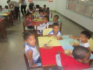 El coronavirus golpea la alimentación escolar en América Latina como consecuencia del cierre de las escuelas, situación que amenaza la seguridad alimentaria y el estado nutricional de millones de niños y niñas de la región
